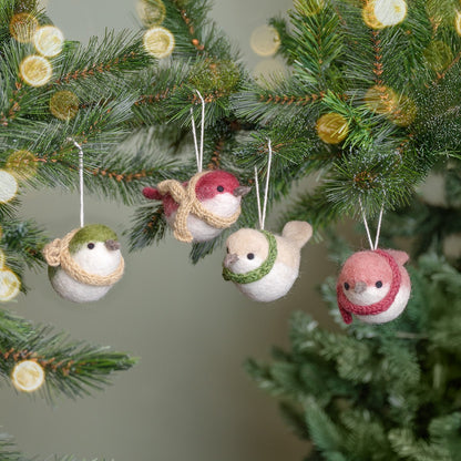 Detailfoto van vilten hanger vogeltje crème