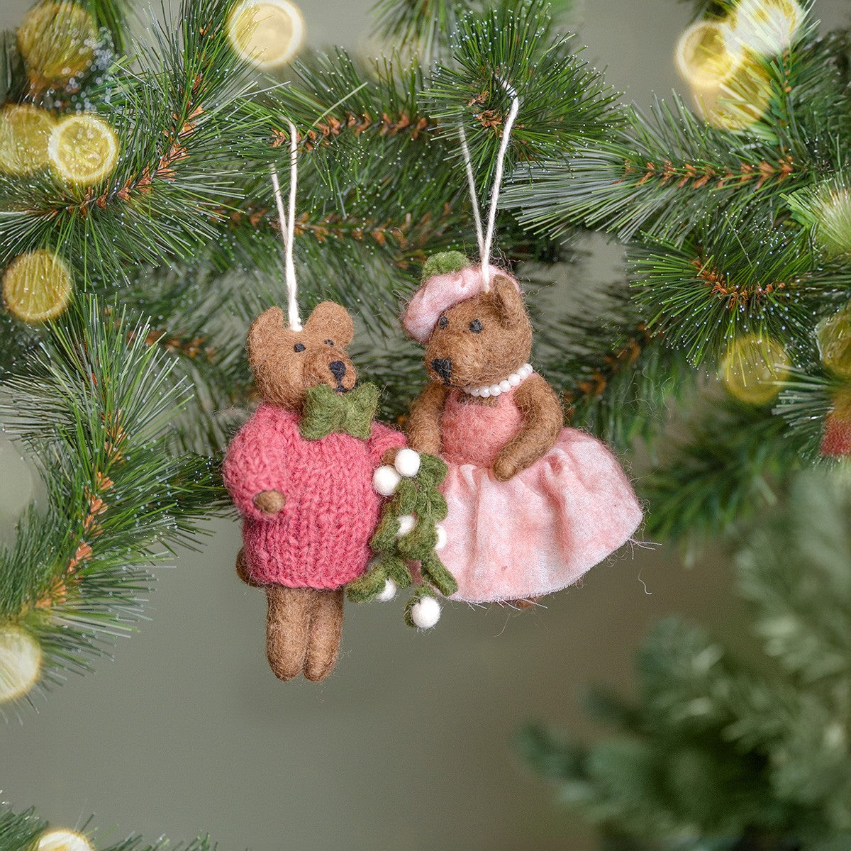 Detailfoto van vilten hanger mevrouw beer oudroze