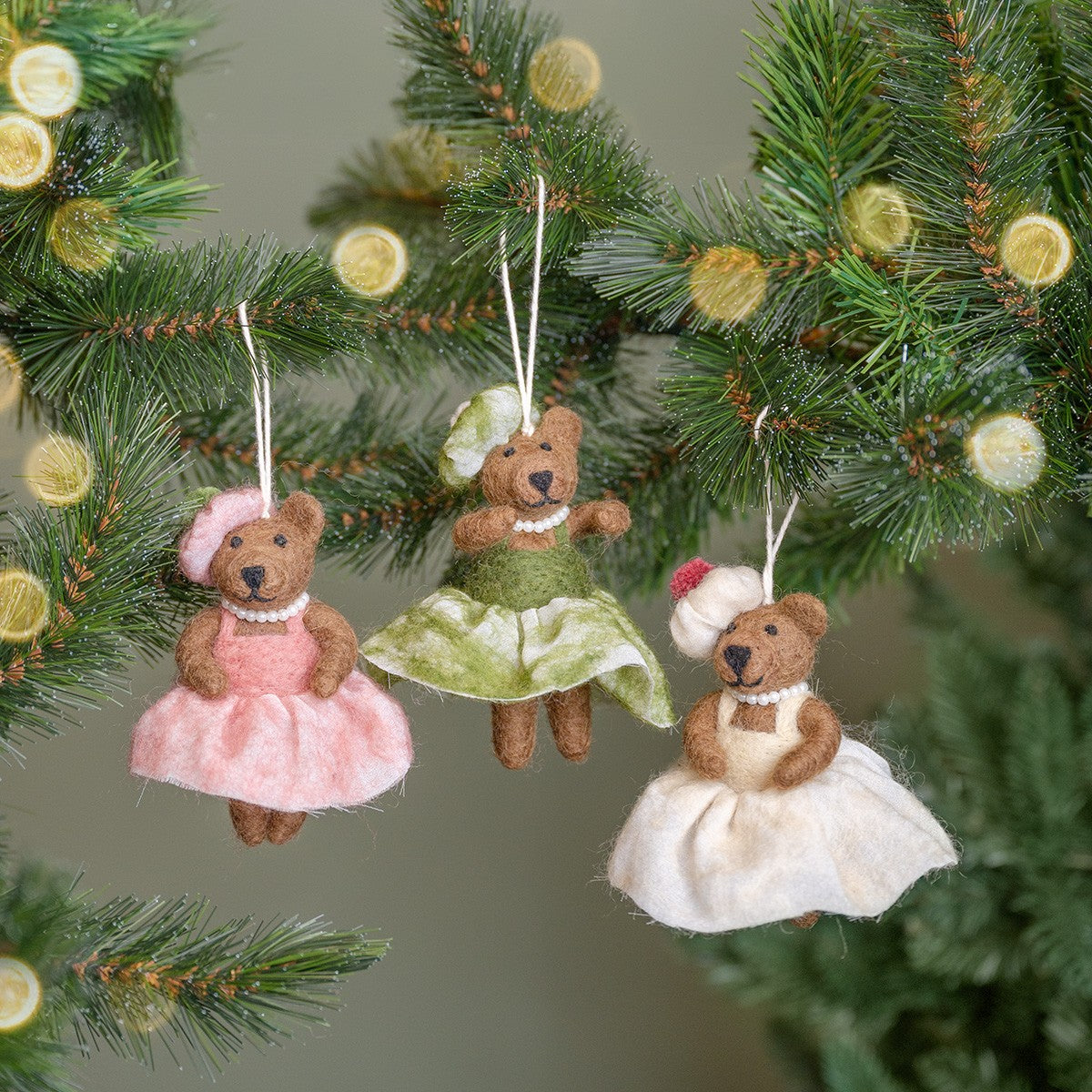 Detailfoto van vilten hanger mevrouw beer oudroze