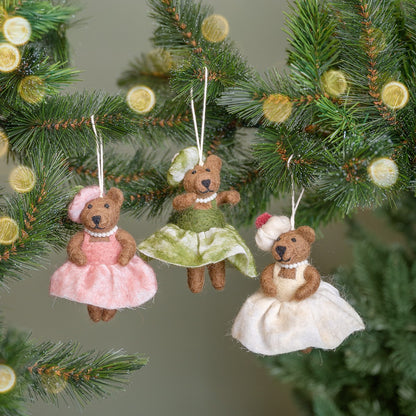 Detailfoto van vilten hanger mevrouw beer oudroze