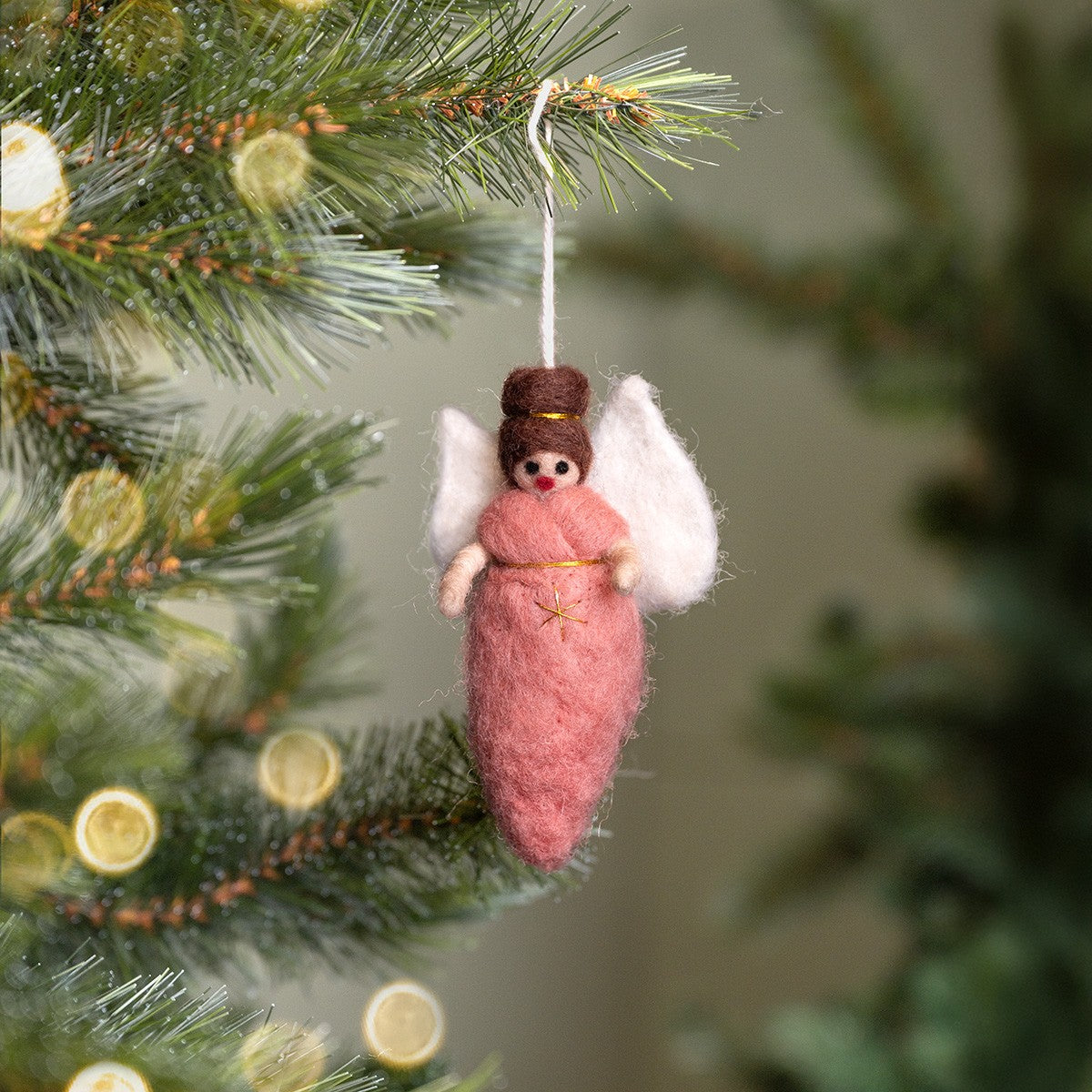 Detailfoto van vilten hanger engeltje oudroze