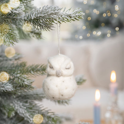 Detailfoto van hanger winter sneeuwuil van vilt