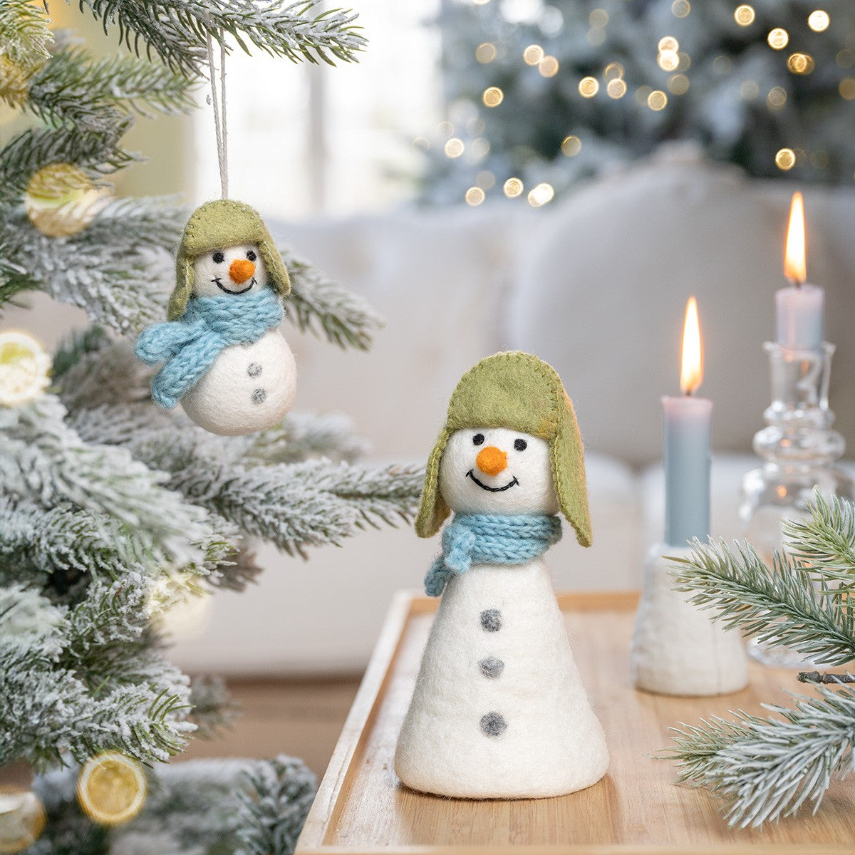 Detailfoto van hanger sneeuwpop ijsblauw van vilt