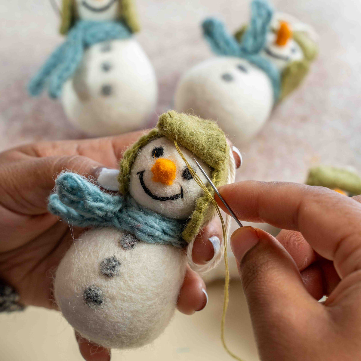 Detailfoto van hanger sneeuwpop ijsblauw van vilt
