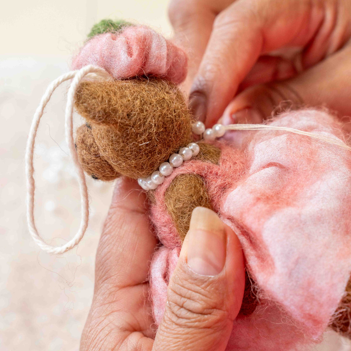 Detailfoto van vilten hanger mevrouw beer oudroze