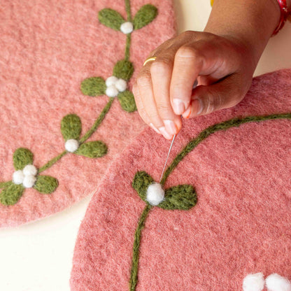 Detailfoto van vilten onderzetter 35 cm mistletoe dreams