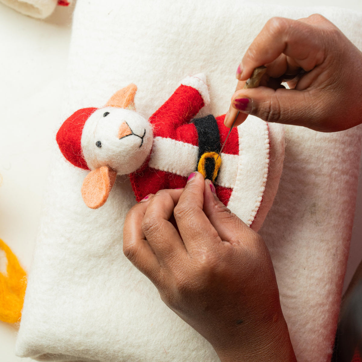 Detailfoto van vilten decoratie muis kerstmuis