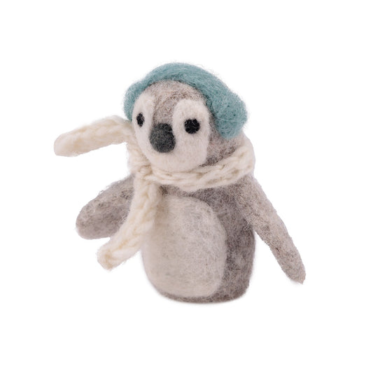 Detailfoto van vingerpopje pinguin ijsblauw van vilt