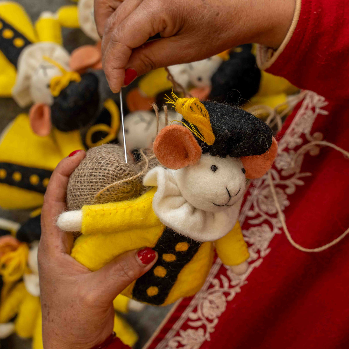 Detailfoto van vilten decoratie muis pietermuis geel