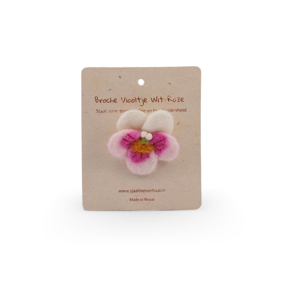 Detailfoto van vilten broche viooltje wit-roze
