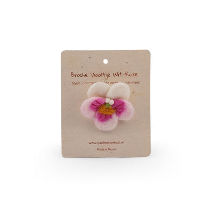Detailfoto van vilten broche viooltje wit-roze