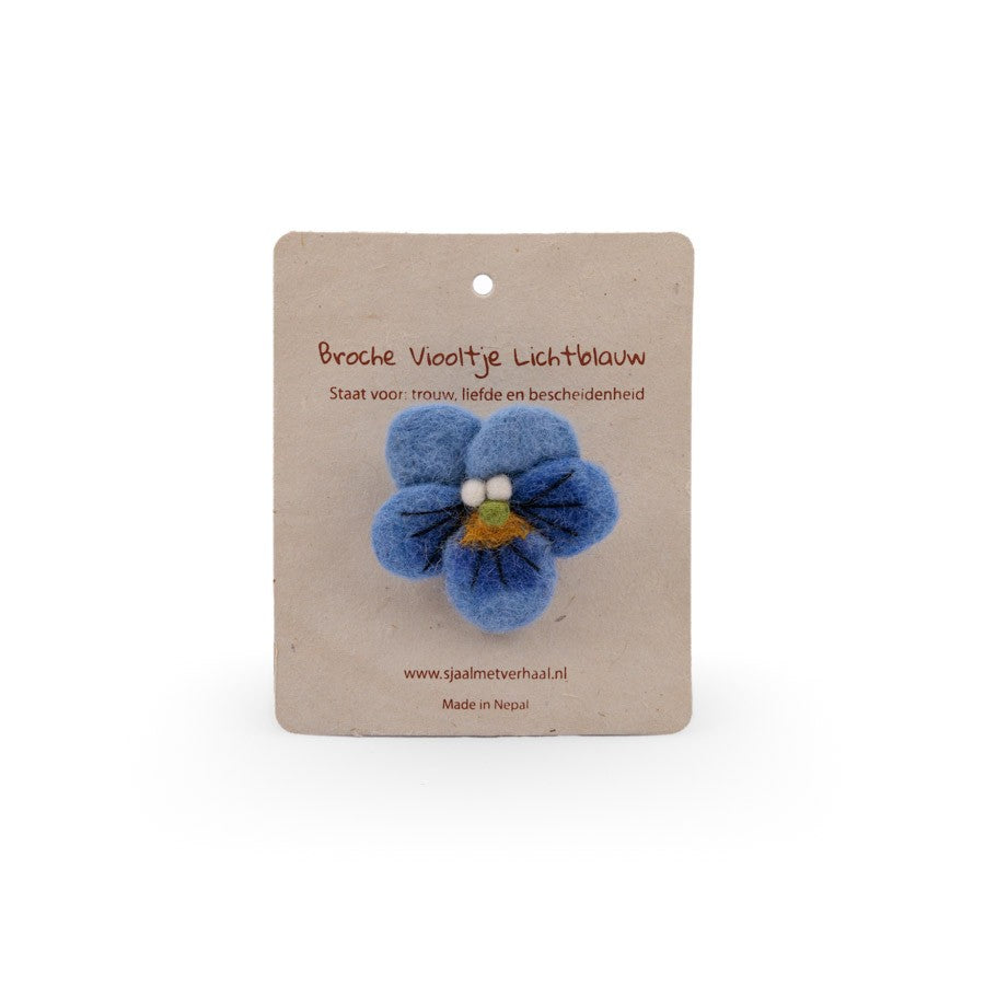 Detailfoto van vilten broche viooltje lichtblauw