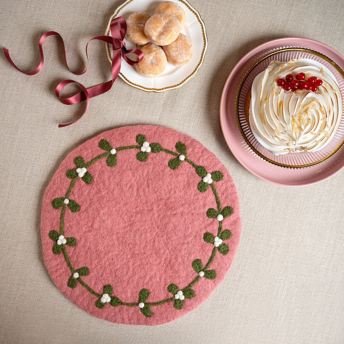 Detailfoto van vilten onderzetter 35 cm mistletoe dreams