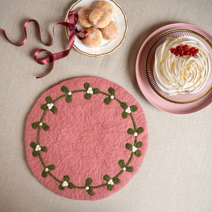 Detailfoto van vilten onderzetter 35 cm mistletoe dreams