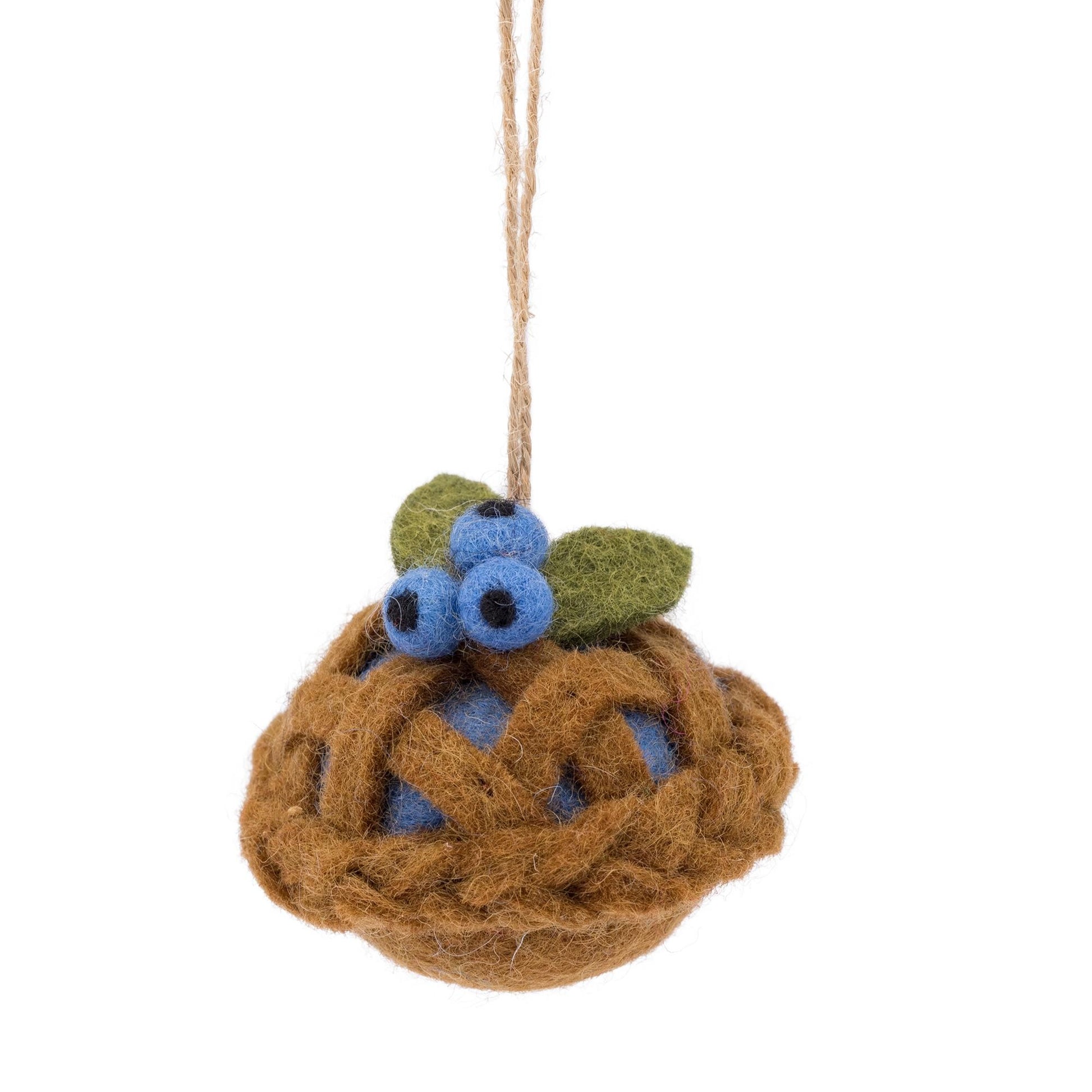 Detailfoto van vilten hanger taart bes blauw