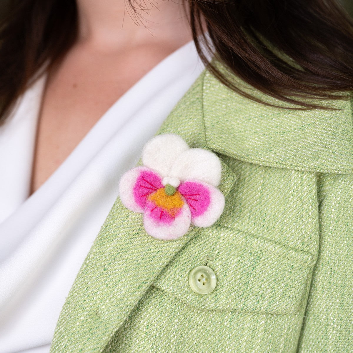 Vilten broche viooltje wit-roze