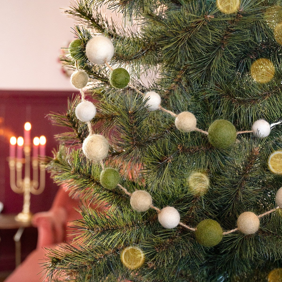 Detailfoto van vilten viltslinger viltballetjes mistletoe