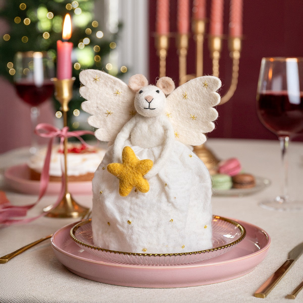Detailfoto van vilten decoratie muis engel met ster
