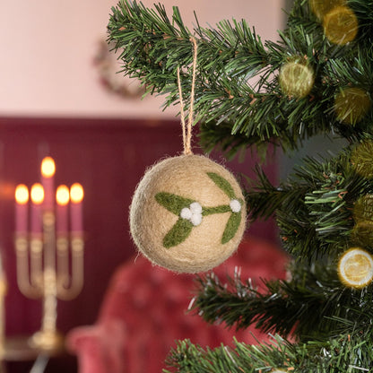 Detailfoto van vilten kerstbal mistletoe large