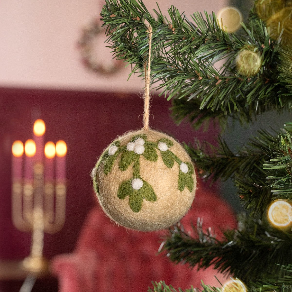Detailfoto van vilten kerstbal mistletoe takje large