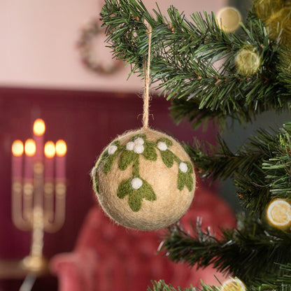 Detailfoto van vilten kerstbal mistletoe takje large