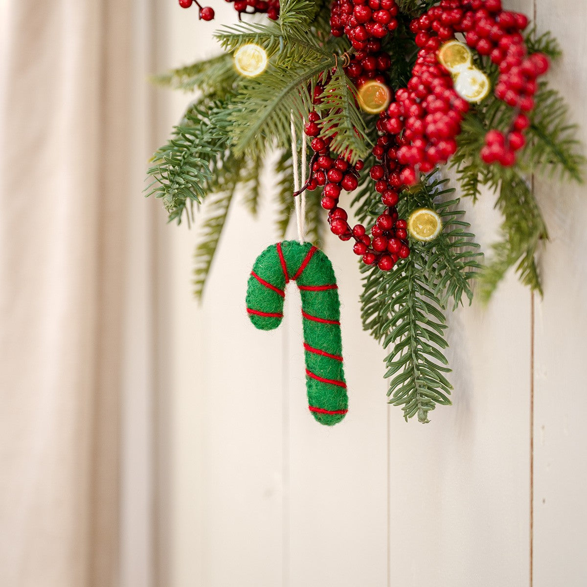 Detailfoto van vilten hanger candystick groen