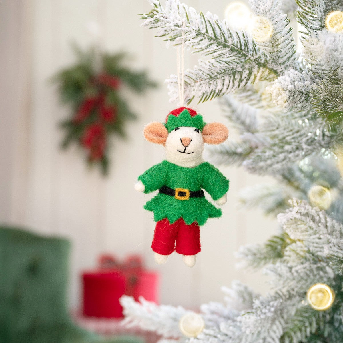 Detailfoto van vilten hanger muis kerstelf