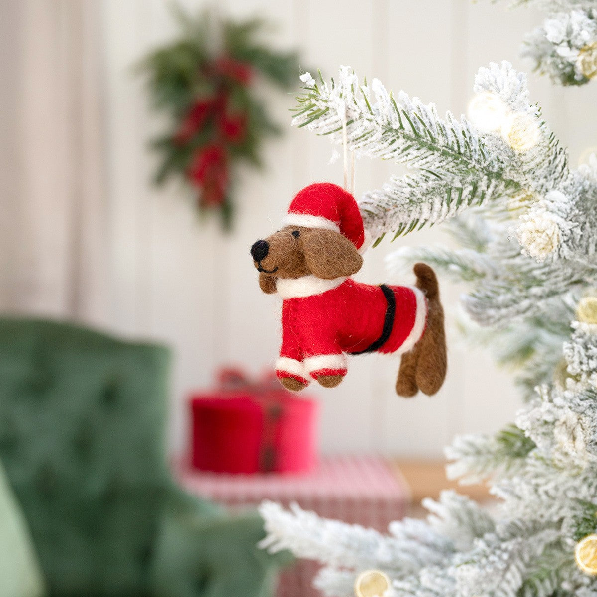 Detailfoto van vilten hanger teckel kerstman