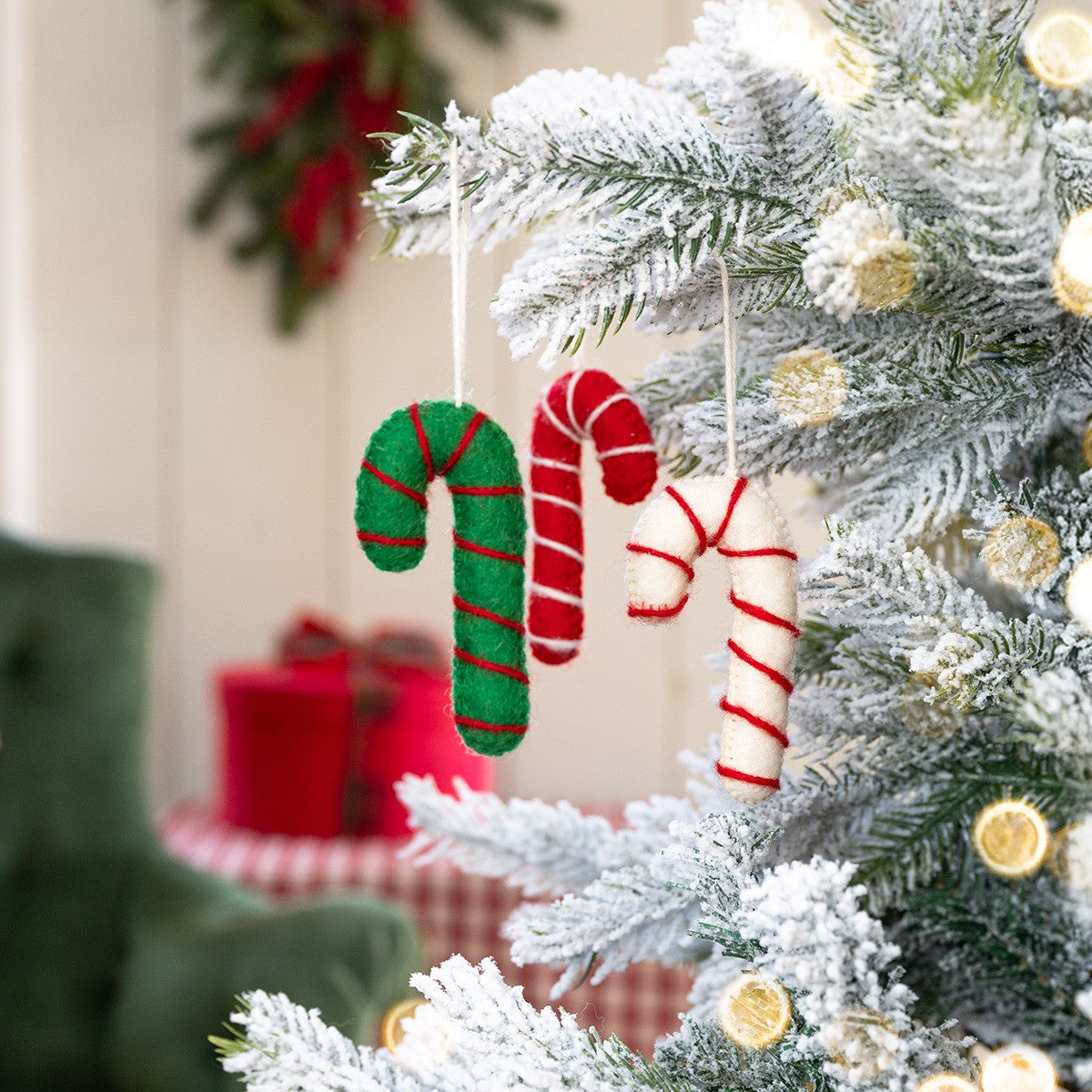 Detailfoto van vilten hanger candystick rood
