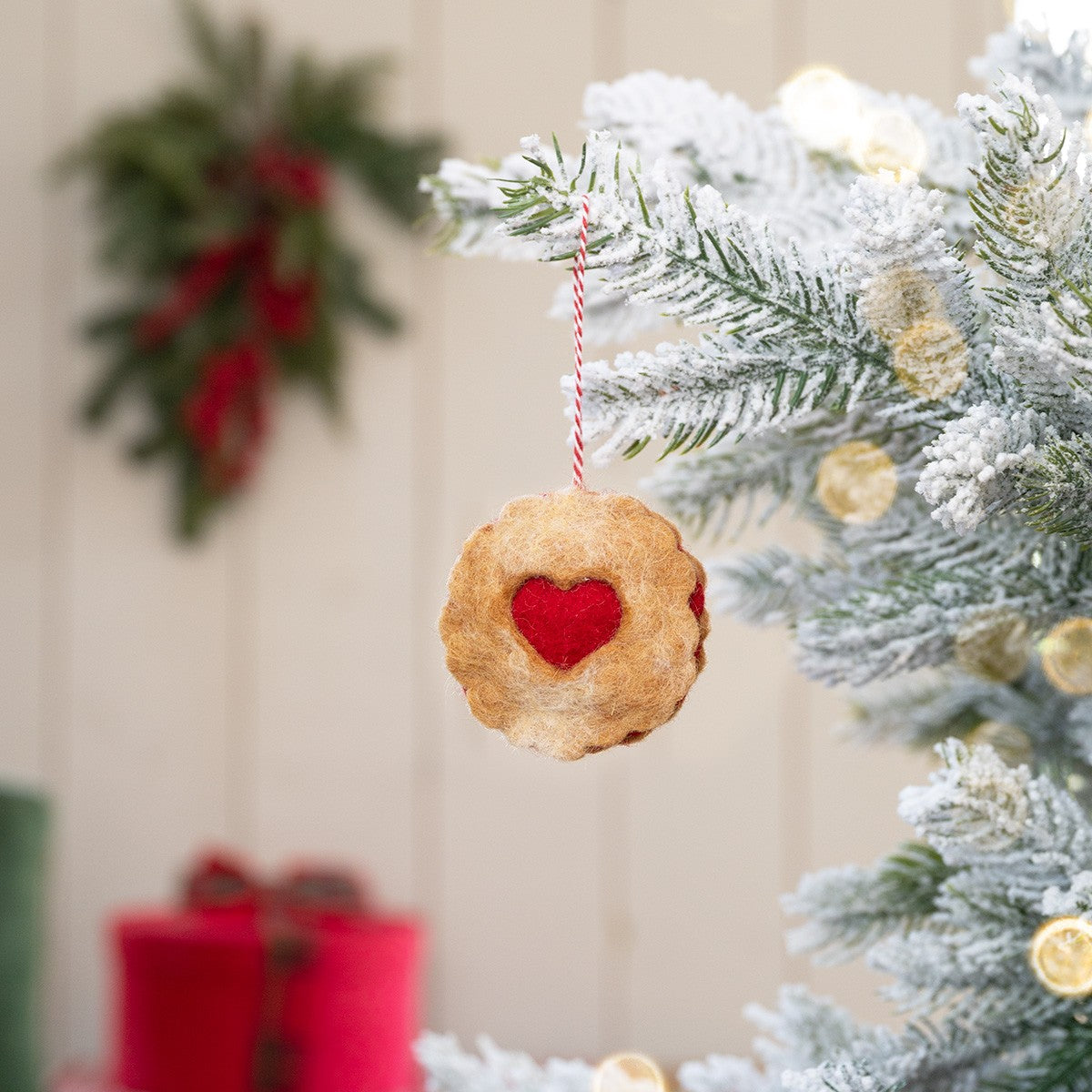 Detailfoto van vilten hanger linzer koekje hart