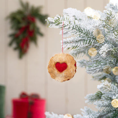 Detailfoto van vilten hanger linzer koekje hart
