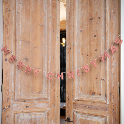 Detailfoto van vilten slinger merry christmas mistletoe dreams