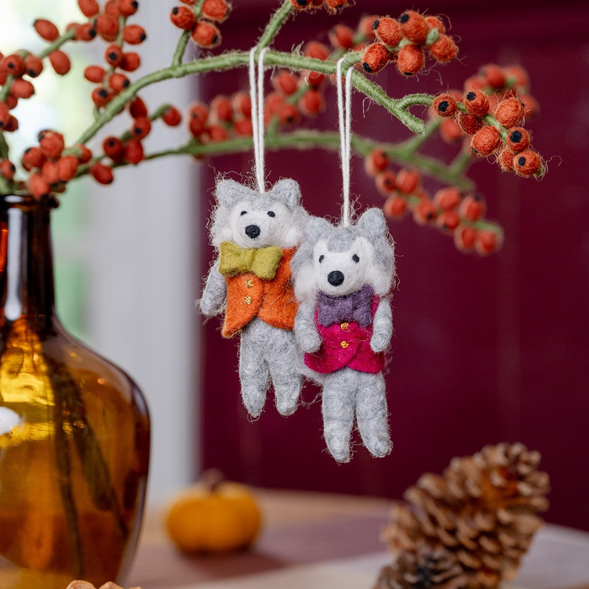 Detailfoto van vilten hanger wolf indian summer cognac