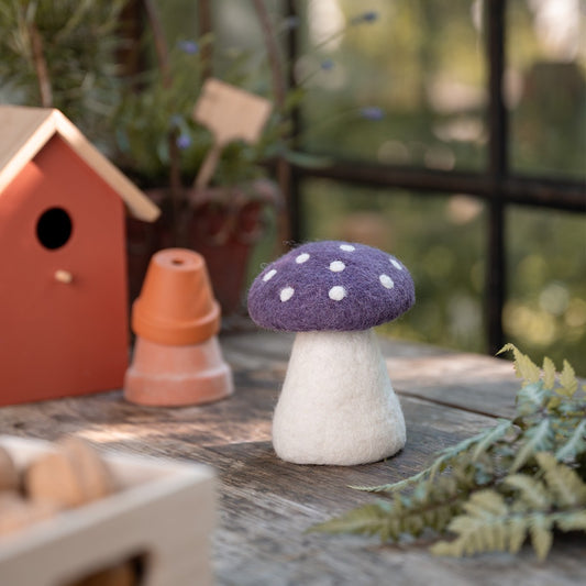Detailfoto van vilten decoratie paddenstoel indian summer paars