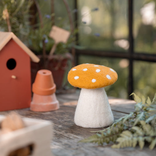 Detailfoto van vilten decoratie paddenstoel indian summer okergeel