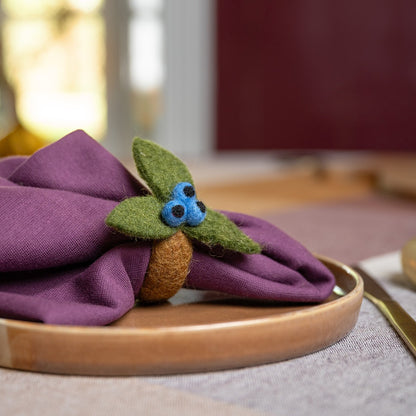 Detailfoto van vilten servetring bes blauw