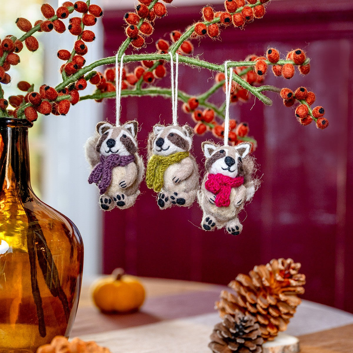 Detailfoto van vilten hanger wasbeer indian summer lichtgroen