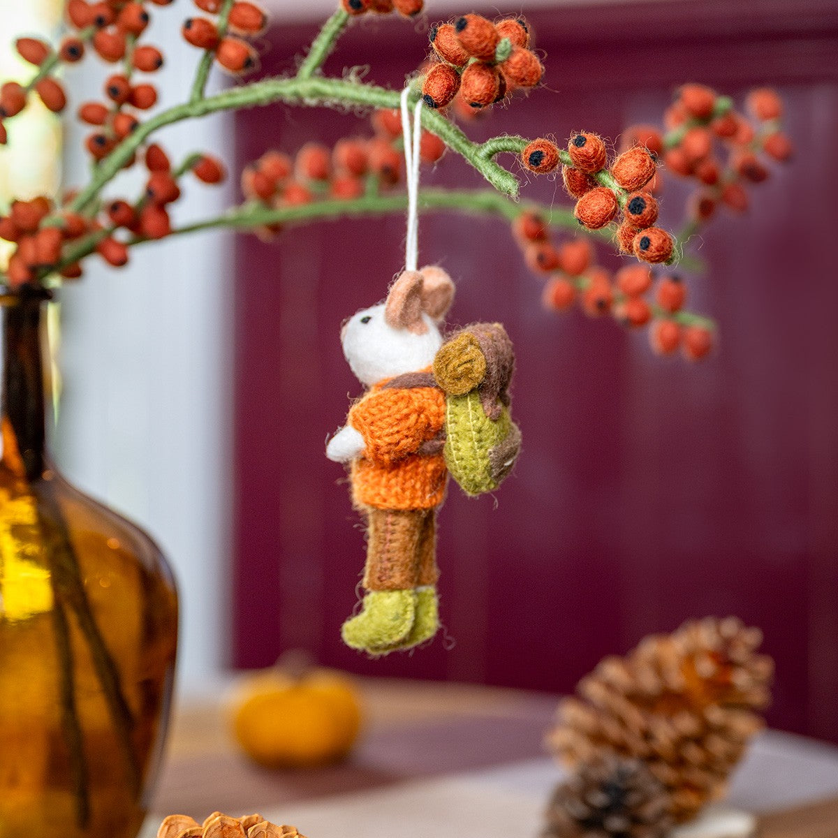 Detailfoto van vilten hanger muis wandelaar cognac