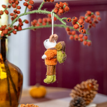 Detailfoto van vilten hanger muis wandelaar cognac