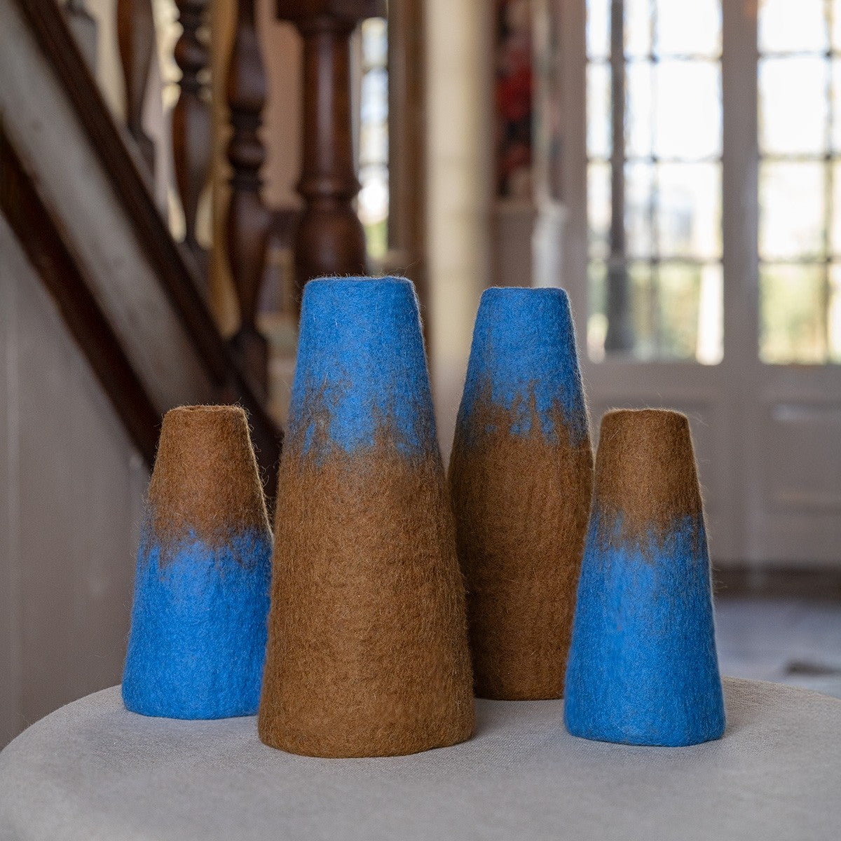 Detailfoto van vilten vaas blauw-bruin small
