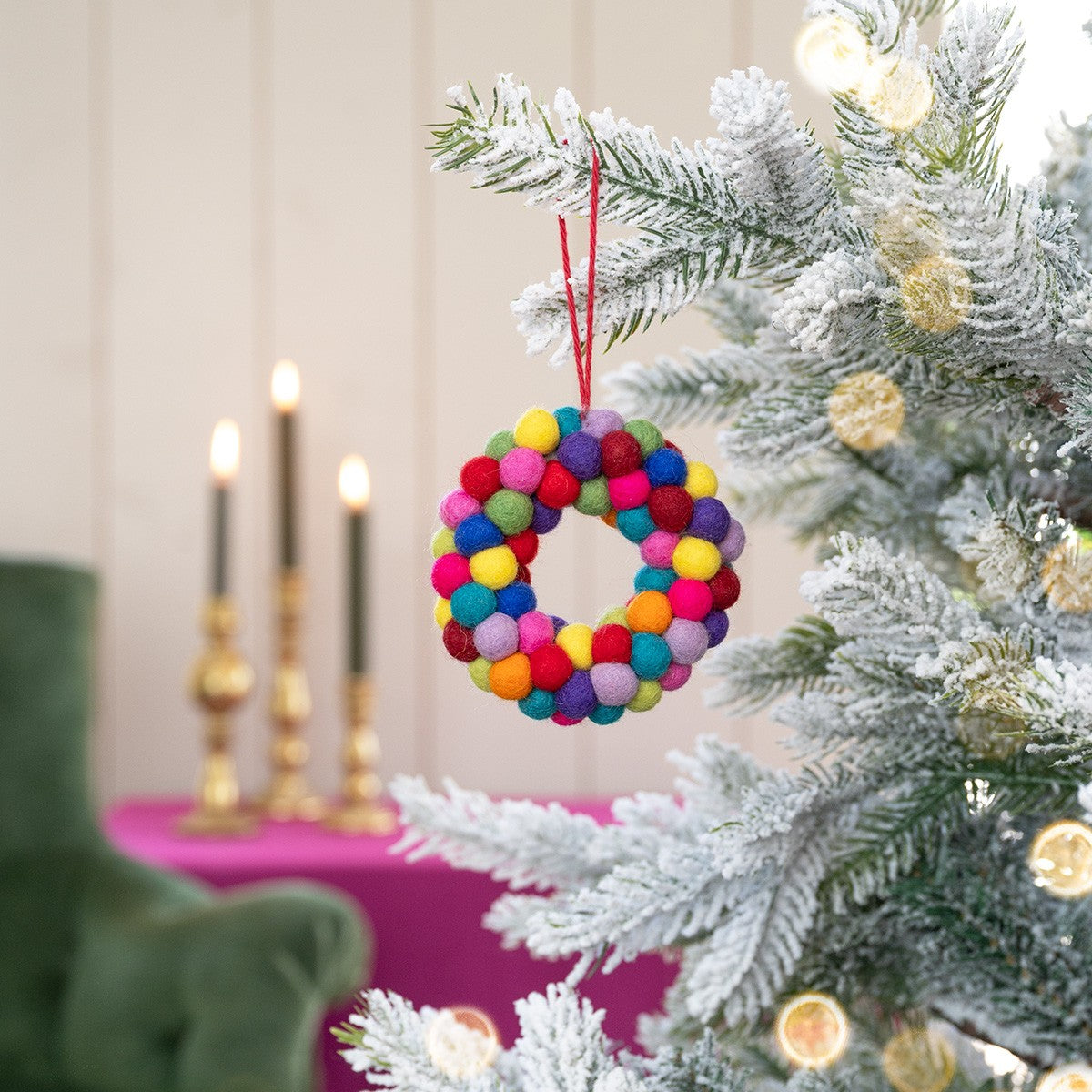 Detailfoto van vilten hanger krans vb multicolor small