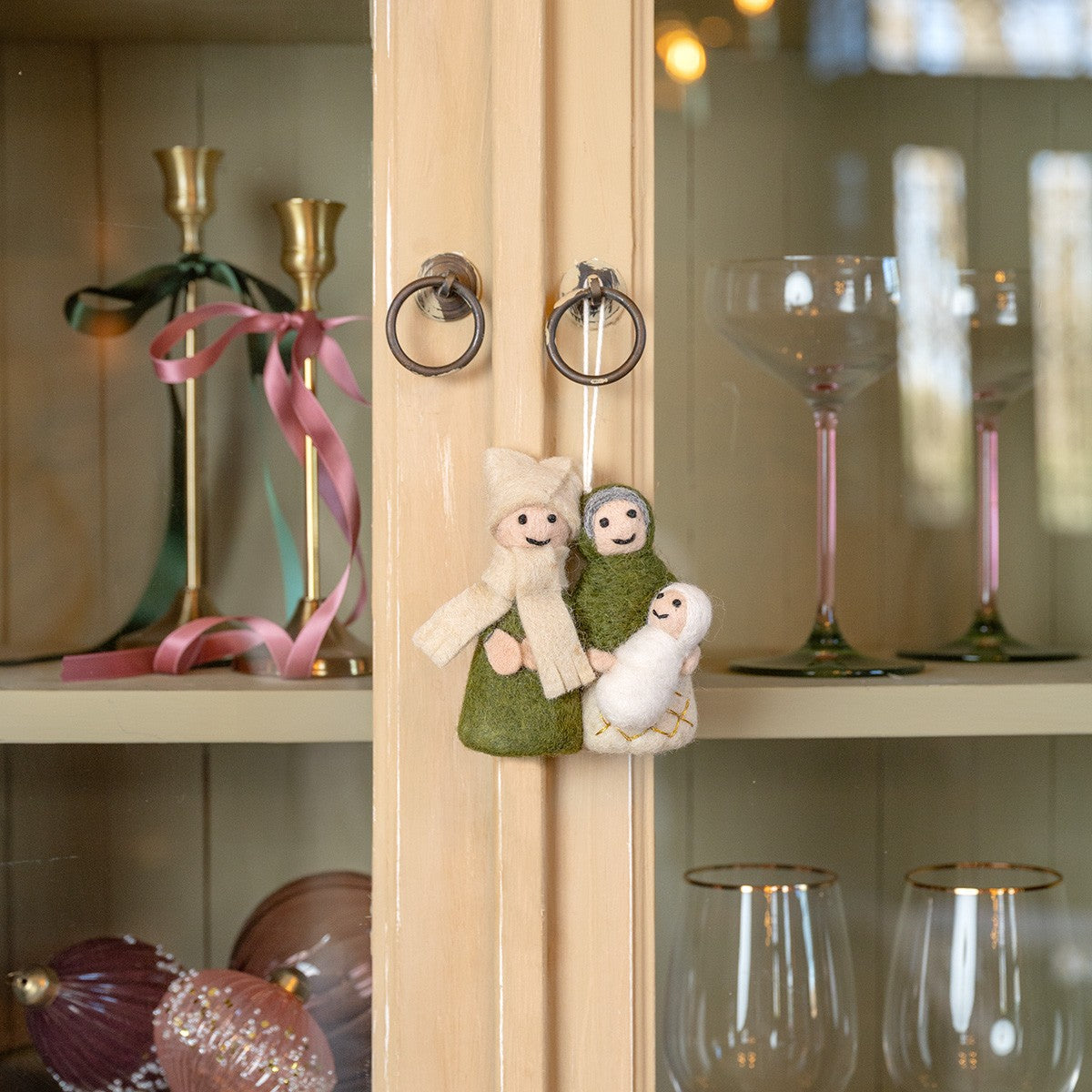 Detailfoto van vilten hanger jozef & maria mistletoe groen-crème