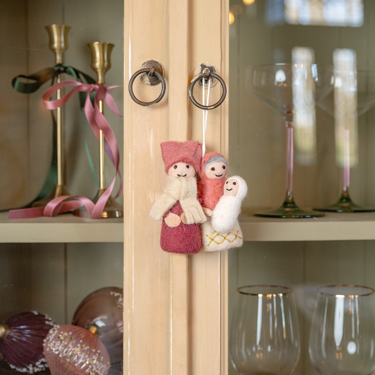 Detailfoto van vilten hanger jozef & maria cyclaam-oud roze