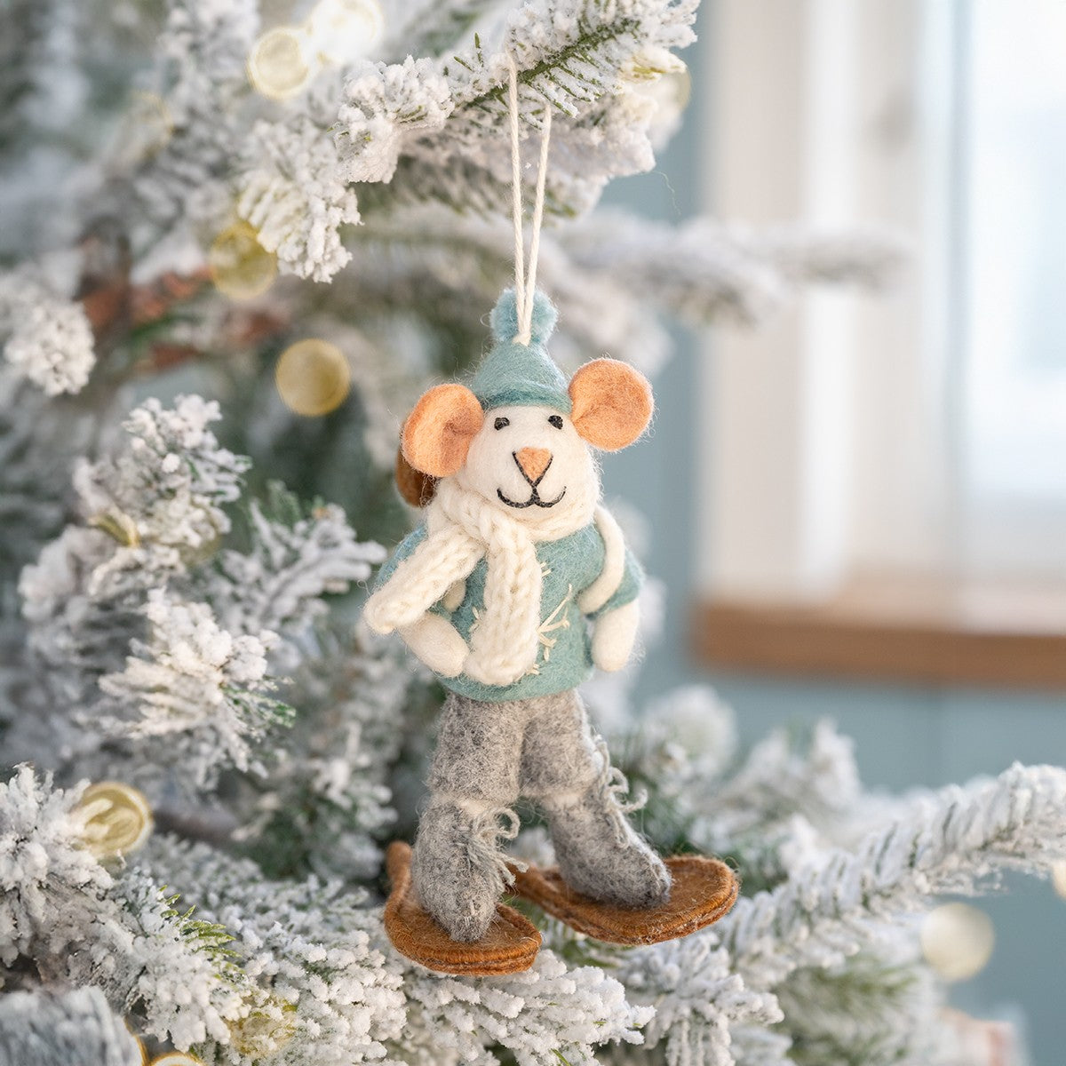 Detailfoto van hanger muis sneeuwwandelaar van vilt