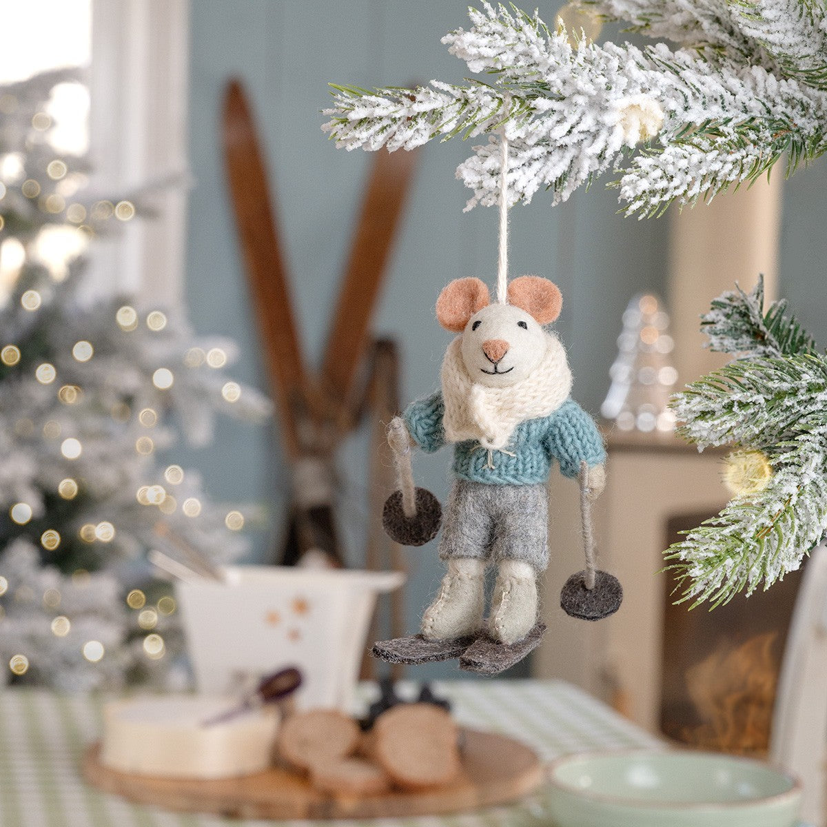 Detailfoto van hanger muis skiër van vilt