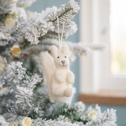 Detailfoto van hanger winter eekhoorn wit van vilt