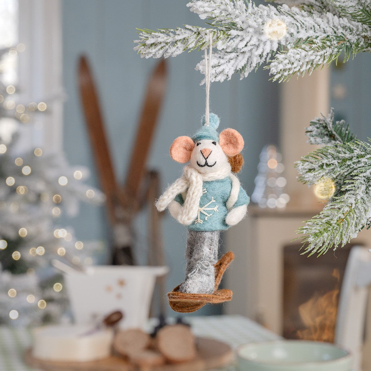 Detailfoto van hanger muis sneeuwwandelaar van vilt