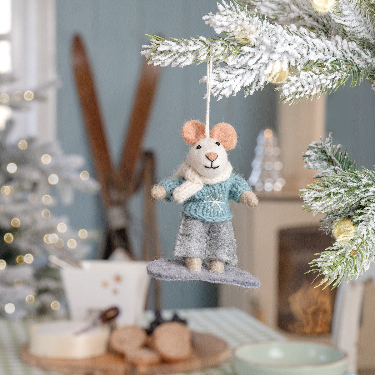 Detailfoto van hanger muis snowboarder van vilt