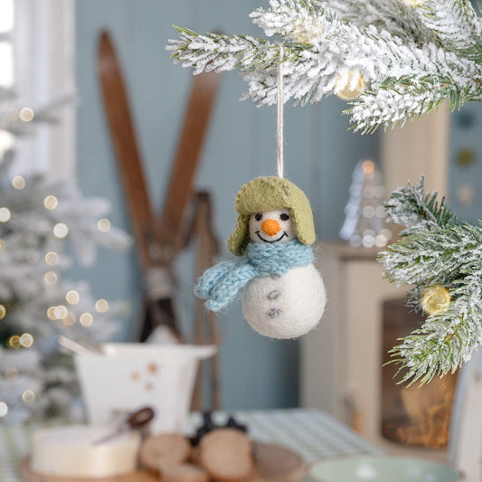 Detailfoto van hanger sneeuwpop ijsblauw van vilt
