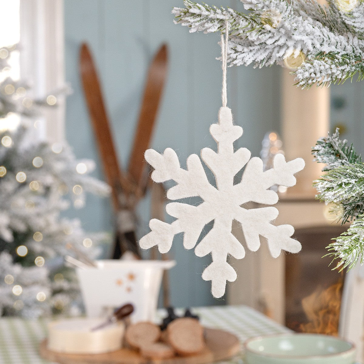 Detailfoto van hanger sneeuwvlok medium van vilt